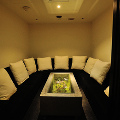 「French Chic」をコンセプトにモノトーンでまとめた空間では、シーシャ、オリジナルカクテル、スイーツなども楽しんで頂けます。