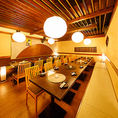 居酒屋の宴会にぴったりの特別席をご用意しました。広々としたテーブルと快適な座り心地で、リラックスして過ごせます。プライベート感のある席で、美味しい料理とお酒を楽しみながら、素敵なひとときをお過ごしください。宴会などお気軽にご相談ください！
