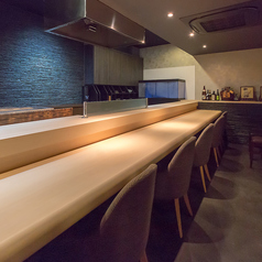 【焼きたての美味しさを目の前で体験！】新鮮な魚が並ぶカウンター席は、炉端焼きのライブ感まで楽しめる特等席。