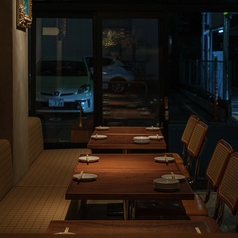 木の温もりを感じるテーブル席。友人との食事や仕事帰りの飲み会、デートなど幅広いシーンにおすすめです。
