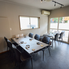 当店のテーブル席は、友人同士で会話を楽しむのにぴったりな、居心地の良い席です。気の合う仲間と一緒にご利用ください。