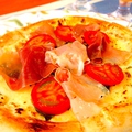 料理メニュー写真 生ハムとフレッシュトマトのピザ