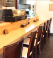 木の温もり溢れる、落ち着いた雰囲気のカウンター席は、とてもリラックス出来ます。店員との距離も近いので、おすすめの料理やお酒を聞いてみてはいかがでしょうか♪