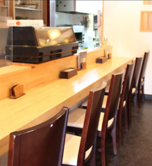 木の温もり溢れる、落ち着いた雰囲気のカウンター席は、とてもリラックス出来ます。店員との距離も近いので、おすすめの料理やお酒を聞いてみてはいかがでしょうか♪