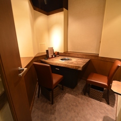 お二人でゆったりとお過ごしいただけます。他のお席から離れているため、会話を邪魔されることなく、リラックスして焼肉を楽しめます。大阪駅直結という好立地でアクセスも抜群。上質なプライベート空間で、心ゆくまで焼肉と語らいをご満喫ください。