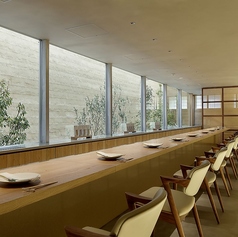 木の温もりと自然光が心地よく調和する、全14席のカウンター。大きな窓からは季節の移ろいを感じる庭が望め、穏やかな景色とともに料理を堪能。落ち着いた空間で過ごす食のひとときは、記念日や特別な会食にも最適です。