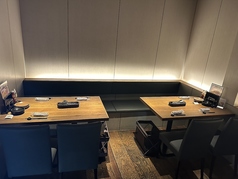 各種宴会や飲み会、友人とのお食事に女子会など、幅広いシーンに◎。木の温もりが心地良いお洒落空間でのんびりとお食事をお楽しみください。