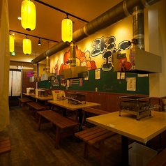 当店は、6人掛けのテーブル席を7卓ご用意しておりますので、ご家族やご友人との普段のお食事に最適です。広々としたテーブル席で、リラックスしながらお食事をお楽しみいただけます。また、打ち上げや飲み会、誕生日のお祝いなど、様々なシーンでのご利用にも対応しております。