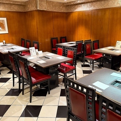 本館1F奥◆17名～24名様。他のお席とは区切られたスペースの為、17名様から最大24名様で貸切のようにご利用いただけます。