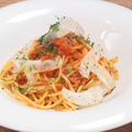 料理メニュー写真 モッツアレラとバジル、パンチェッタのトマトソーススパゲッティ