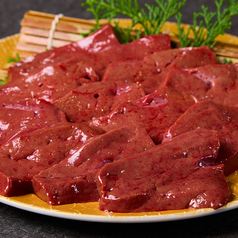 北海道の屠畜場直送!!国産厚切り牛レバーは必食の一皿!!