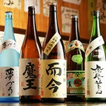 厳選した酒蔵の日本酒や、焼酎も取り揃えています。和食や海鮮に日本酒を合わせてどうぞ。
