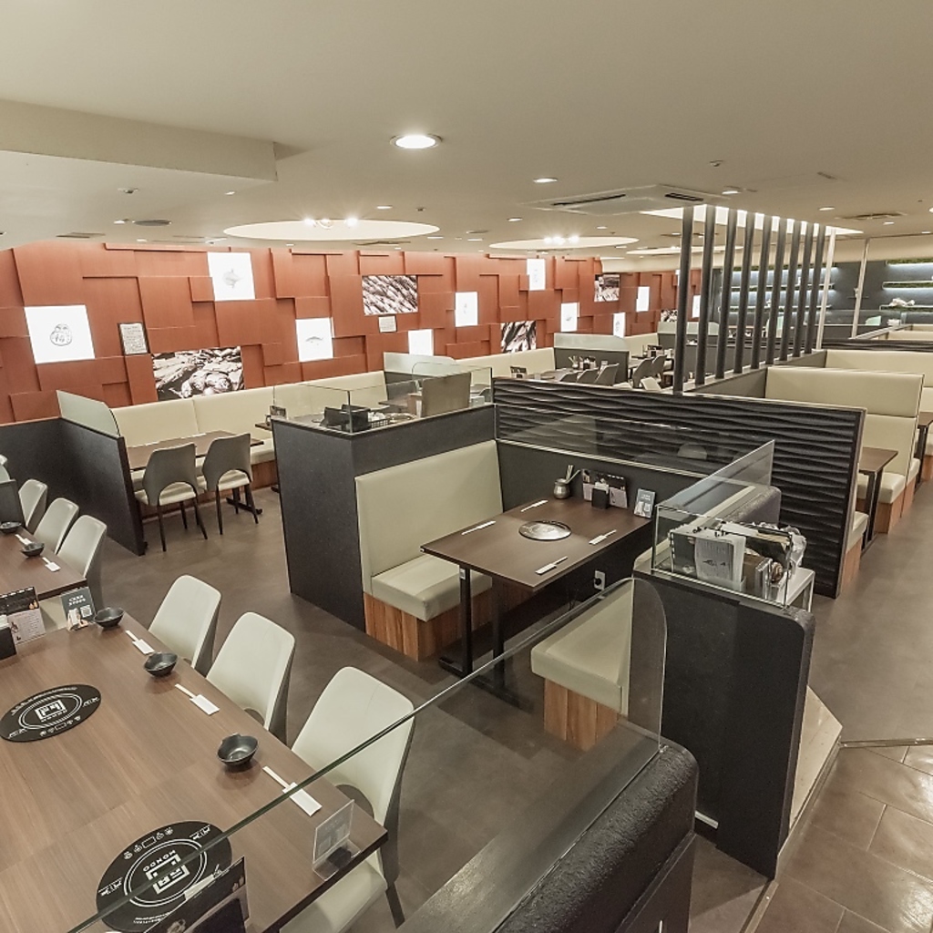 テーブル席も多数ご用意！お子様がいても、電磁プレートなので安心してお立ち寄りいただけます！