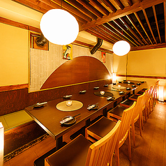 幹事様へ！個室最大40名様迄ご利用できます。周りを気にせずリラックスしたひとときをお過ごしください。大切な友人や同僚と共に、美味しい料理と豊富なお酒を心ゆくまで楽しめます。プライベートな空間だからこそ、会話も弾み、特別な時間を演出します。大人数でも小規模な集まりでも対応可能な個室をご用意しております
