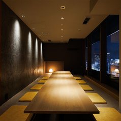 最大16名様まで入れる人気の完全個室♪ちょっとした集まりや中宴会に最適のお席です。落ち着いた雰囲気の広々とした個室でゆったり宴会をお楽しみください。三宮で宴会なら是非燦にお任せください。16名様までの宴会個室は当店で一番人気の個室ですので宴会がお決まり次第ご予約をおすすめします。