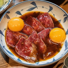 『阿波牛炙りユッケ』徳島の銘柄牛「阿波牛」を使用。表面をサッと炙り、自家製タレで仕上げています。