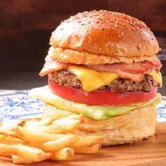 肉感たっぷりの本格グルメバーガー！香ばしいバンズとジューシーなパティの絶妙なハーモニーを堪能。の写真