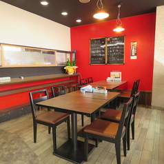 ランチ・ディナー問わずお1人様からご利用いただけるテーブル席をご用意♪コースのご利用時は４名様から承ります◎