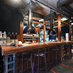 オシャレな雰囲気の店内にカウンター席は8席完備。お仕事帰りのサク飲みやお食事など幅広い用途でご利用いただけます。