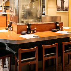 職人が十割蕎麦や旬の料理を仕上げる調理風景を間近で楽しめるカウンター席を8席ご用意しております。お一人様はもちろん、サク飲みやデートにも最適です。ライブ感あふれる特等席で、料理の香りや音を楽しみながら、出来立ての逸品をご堪能ください。