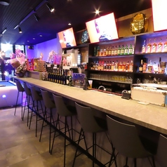 店内中央のカウンター席は、AMUSE RAYの魅力を最も近くで味わえる特等席。バーテンダーの華麗な手さばきや会話を楽しみながら、こだわりのドリンクと非日常空間に浸れます。お一人様はもちろん、デートや友人同士にもおすすめ。光の森で“大人の遊び場”を堪能するなら、まずはカウンターで。