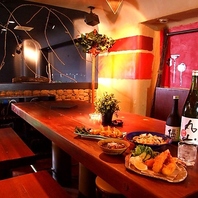 ダウンライトが彩る空間で木の温もりを感じるひととき…