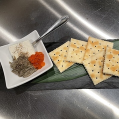 蟹みそ甲羅とチーズクラッカー