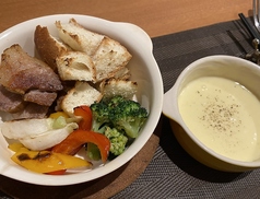 自家製ベーコンと旬野菜のチーズフォンデュ