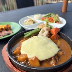 カレーソースのチーズハンバーグ
