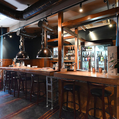 温もりのあるオシャレな店内にはカウンター席もご用意しております。デートやご夫婦でのお食事など、お二人の距離も近いので会話と共にお食事がお楽しみいただけます。