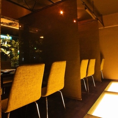 【テーブル半個室】光の回廊がある人気の『光の間』は、仕切りがあるので周りを気にせずゆっくりお食事が出来ます。
