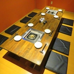 小上がりに掘りごたつ完備。8名～10名まで収容可能です。少人数の飲み会にどうぞ。