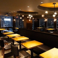 【テーブル席～16名様まで】会社宴会や飲み会に使える開放的なお席♪2名様から6名様まで利用可能なテーブル席です。カジュアルな雰囲気のテーブル席で、気の置けない友人・知人の方々との楽しい時間をお過ごしください。