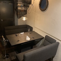 4名様掛けのソファ席もご用意しております。ふかふかのソファーでゆっくり腰を掛け高級イタリアンをご賞味ください。