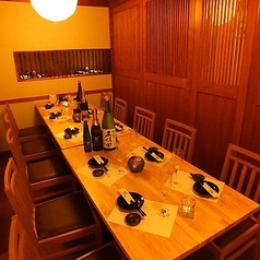 大切な人たちとの特別な宴会をお楽しみください。広々とした個室で、周りを気にせずリラックスした時間を過ごせます。美味しい料理と豊富なドリンクメニューを心ゆくまで堪能できるプライベートな空間です。宴会やお祝い事にもぴったりな個室をご用意しておりますので、ぜひお早めにご予約ください。