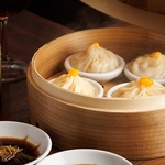 濃厚な蟹味噌スープが溢れる、至福の逸品「上海蟹小籠包」  をぜひお楽しみください！