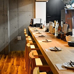 お一人様や少人数でのご利用に最適なカウンター席を8席ご用意しています。調理のライブ感を間近で感じながら、サバが焼き上がる香ばしい香りもお楽しみいただけます。