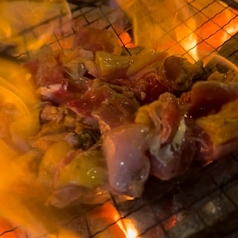 炭の香ばしさと鶏の旨味を堪能する【地鶏の炭火焼き】