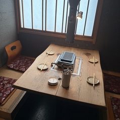 広々としたテーブル席をご用意しております。少人数でのご利用をプライベート空間で楽しみたい方はぜひ個室(３～４名様用１室)をご利用ください！