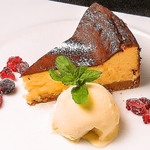 ワッフルにケーキ、パフェにデニッシュ等充実のスイーツメニューをご用意！美味しい珈琲とご一緒に♪