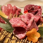 【心地よい空間で焼肉を楽しむ】カウンター席とテーブル席の両方をご用意し、各種コースや食べ飲み放題プランで焼肉体験をお楽しみいただけます。居心地の良いインテリアが、特別な時間をより一層引き立てます。リラックスしながら、お肉をじっくりと味わうことができるのが魅力です♪