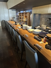 目の前で繰り広げられる調理風景や店主との掛け合いも楽しいカウンター席。横並びに座ってゆっくりと会話をしながら食事をお楽しみいただけます。お一人で快適に過ごしたい時にもおすすめ◎
