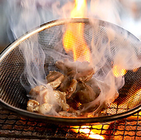 看板メニュー！炭火で豪快に焼き上げる自慢のざる焼き