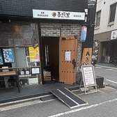 車椅子・ベビーカー用のスロープをご用意しております。お手伝いいたしますので、お気軽にお声掛けください。