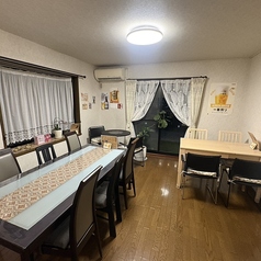 【最大6名様◎広々テーブル席】ご家族のお食事やグループでのサクッと集まる宴会にぴったり♪自慢の美味しい手作りおつまみをみんなで囲んで、ワイワイ楽しいひとときをお過ごしいただけます！地域の集まりや打ち上げにも大活躍のお席です◎