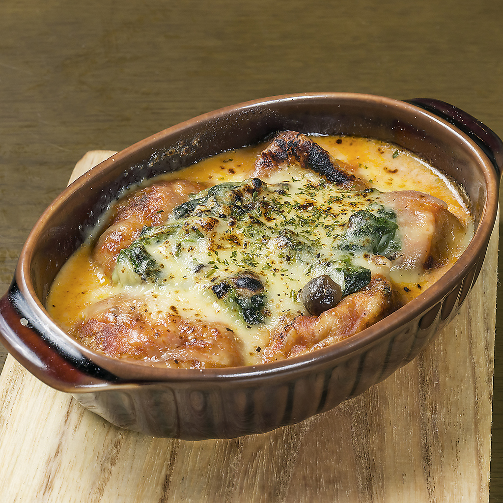 たこ焼きグラタンやたこ焼きアヒージョなど、お酒との相性抜群の当店オリジナルの創作料理をご用意！