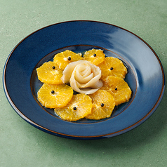 本日の鮮魚とオレンジのカルパッチョ キャビアペッパー