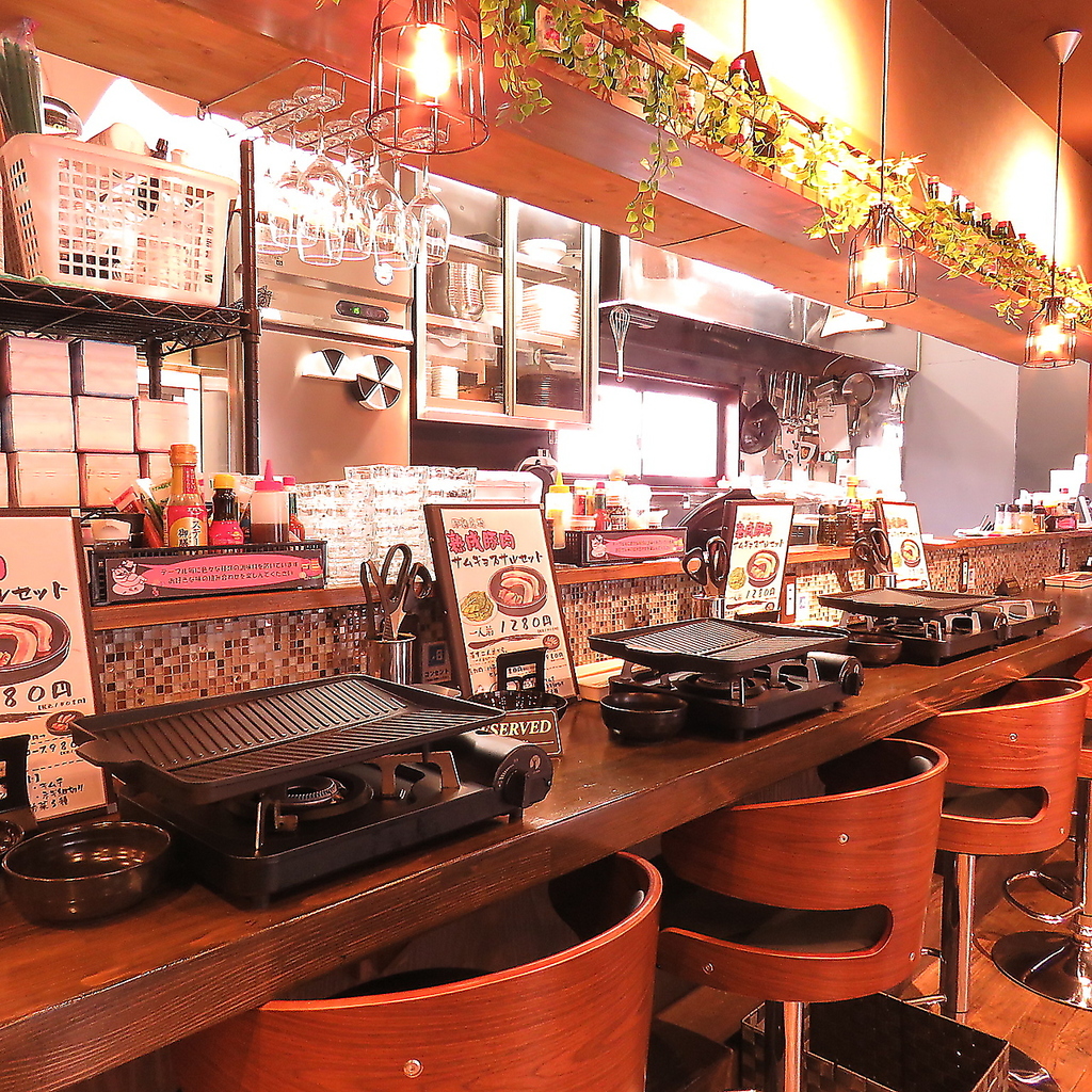 【カウンター席】お一人様でもお気軽にご利用いただけるお席で、ゆったりとお食事をお楽しみください