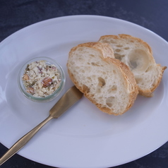 アンチョビとナッツの発酵バターとバタール