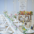 KIELO自慢の木目のナチュラルテイストのテーブルとイス♪会場雰囲気もシャビー感溢れるアットホームで海外風のWedding装飾に。
